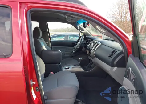 2013 Toyota Tacoma Base V6 z USA, uszkodzony, nr VIN 3TMLU4EN2DM105557